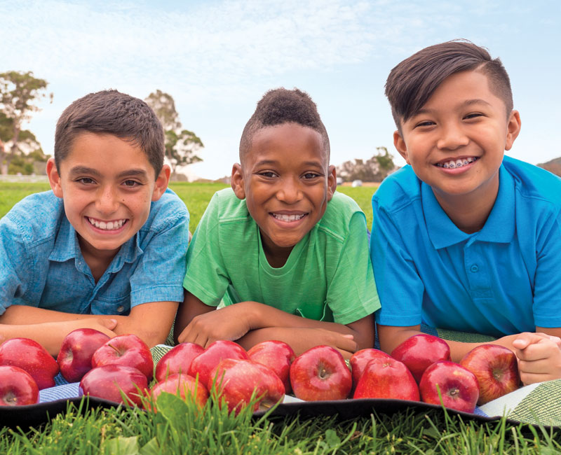 threes boys with apples